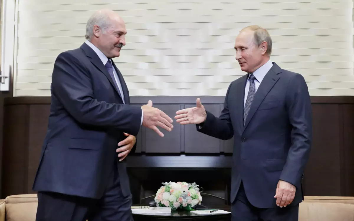 Александр Лукашенко (слева) и Владимир Путин (справа). Фото: РБК