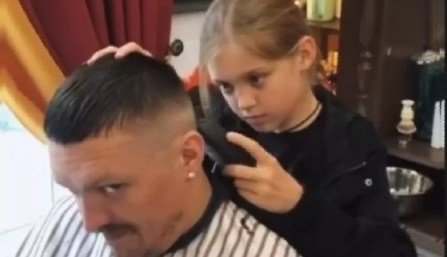 Усик и его дочь-парикмахер