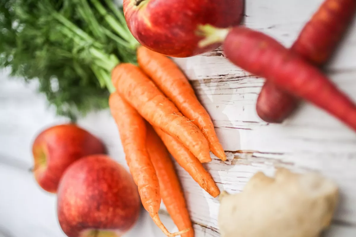 Нужными для зрения пектинами богаты яблоки, а b-каротином – морковь