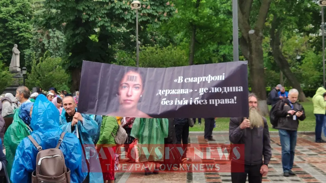 Несмотря на дождь в Киеве прошел митинг. Фото: Telegram-канал/PavlovskyNews