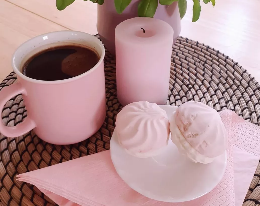 З рожевої чашки кава відчувається солодшою
Фото: instagram.com/shnaidere/