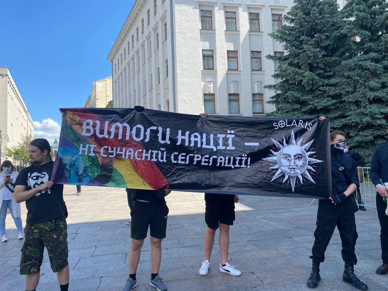 Под Офисом президента собрались представители ЛГБТ-сообщества и их противники. Фото: Дмитрий Гордийчук, "Сегодня"