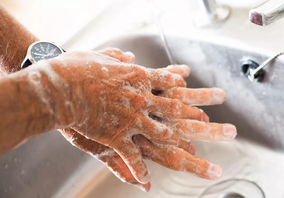 Мытье рук в  сильно горячей воде и агрессивные моющие средства приводят к дерматиту кожи