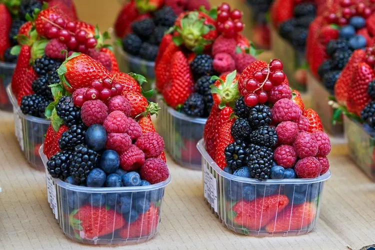 Найкорисніші ягоди червня – чорниця, смородина, полуниця