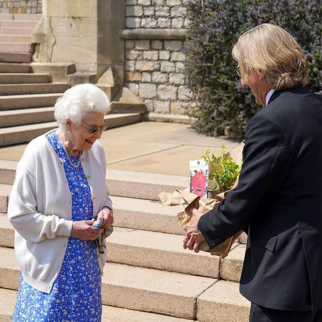 Елизавета II отметила красоту цветка, подаренного ей Королевским садоводческим обществом