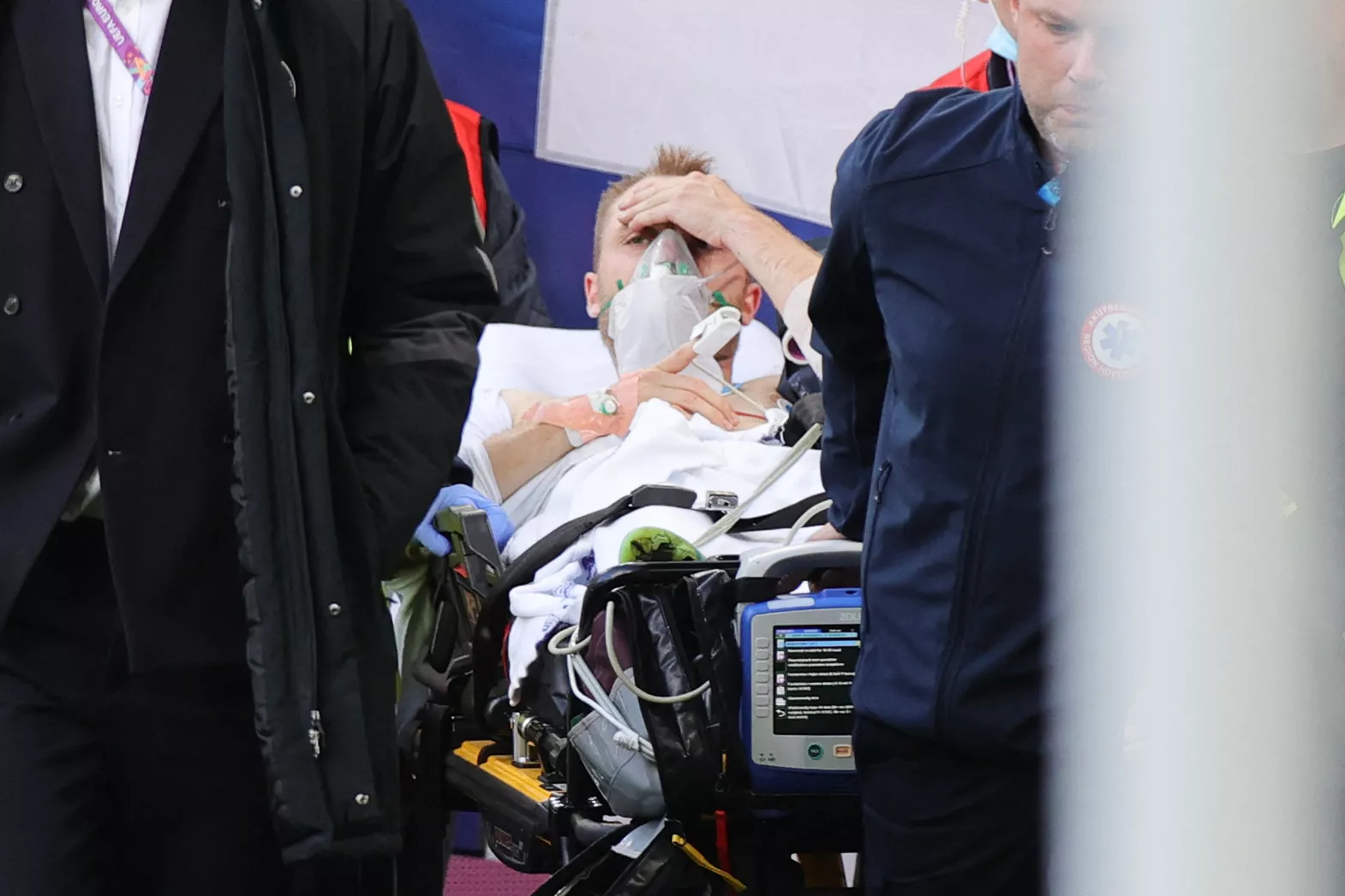 Кристиан Эриксен потерял сознание во время матча. Его реанимировали прямо на поле. Уносили с поля футболиста в сознании