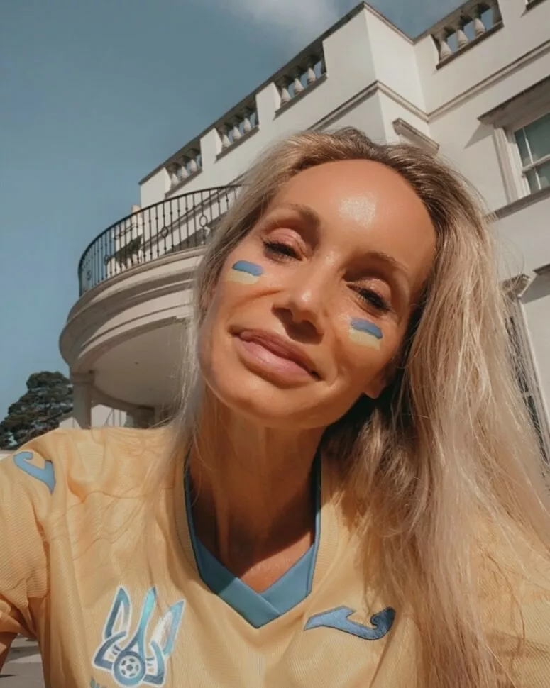 Жена Шевы сделала сине-желтый макияж: все – ради победы Украины