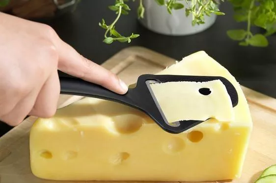 Хороший сыр "потеет" жирами, сырный продукт покрывается испариной
