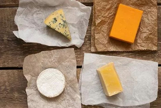 Сыр нужно хранить в пергаменте, сыр с плесенью – в герметичной емкости