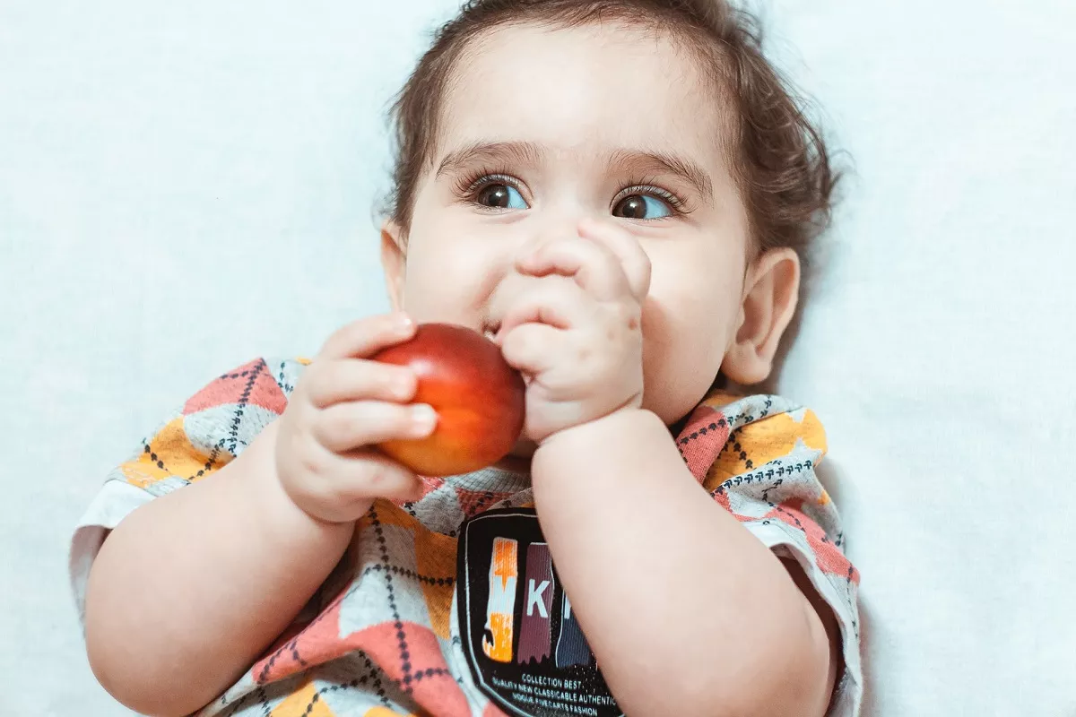 Доктор Комаровский советует давать детям неочищенные фрукты и овощи