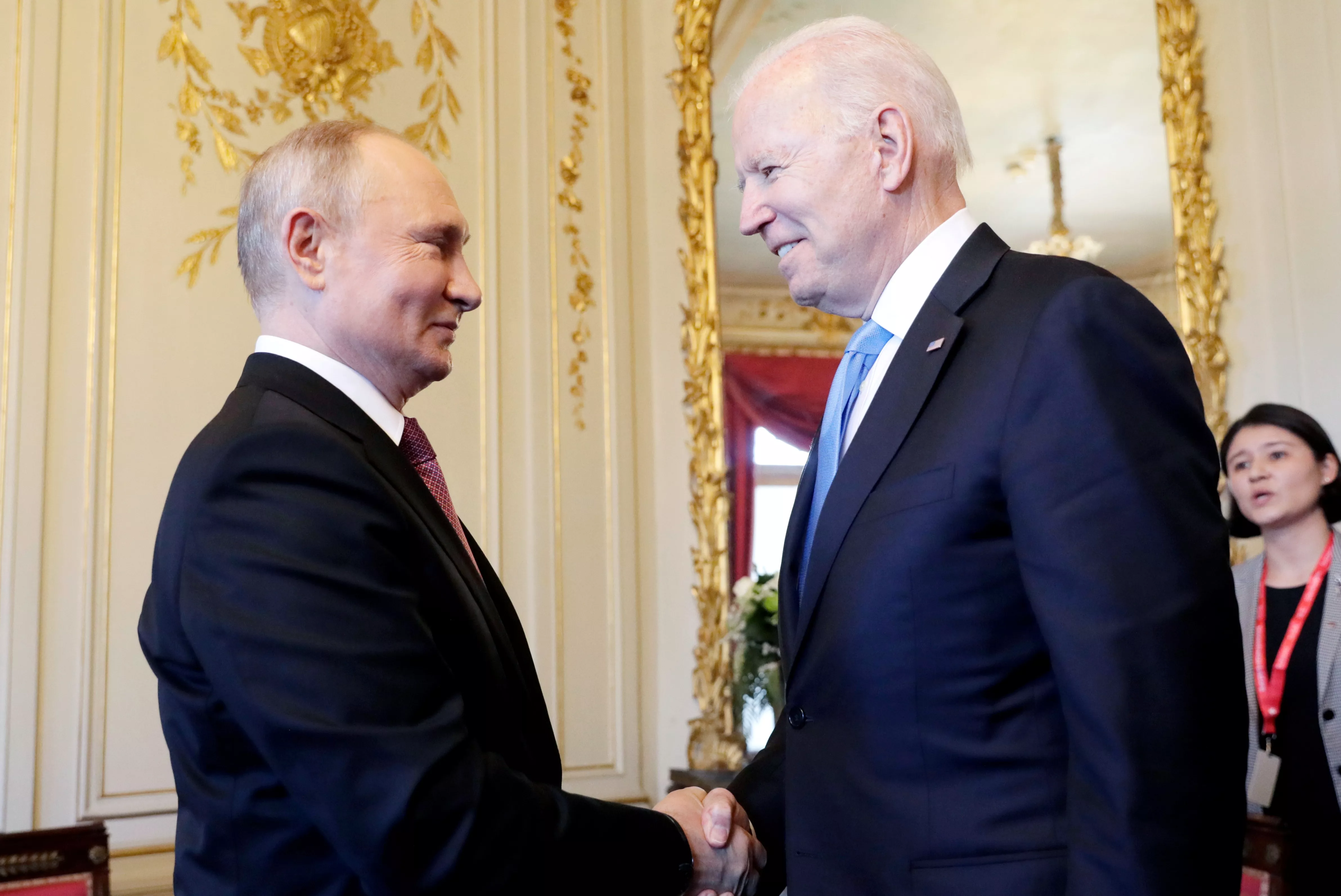 Президенты США и России при встрече дважды обменялись рукопожатиями