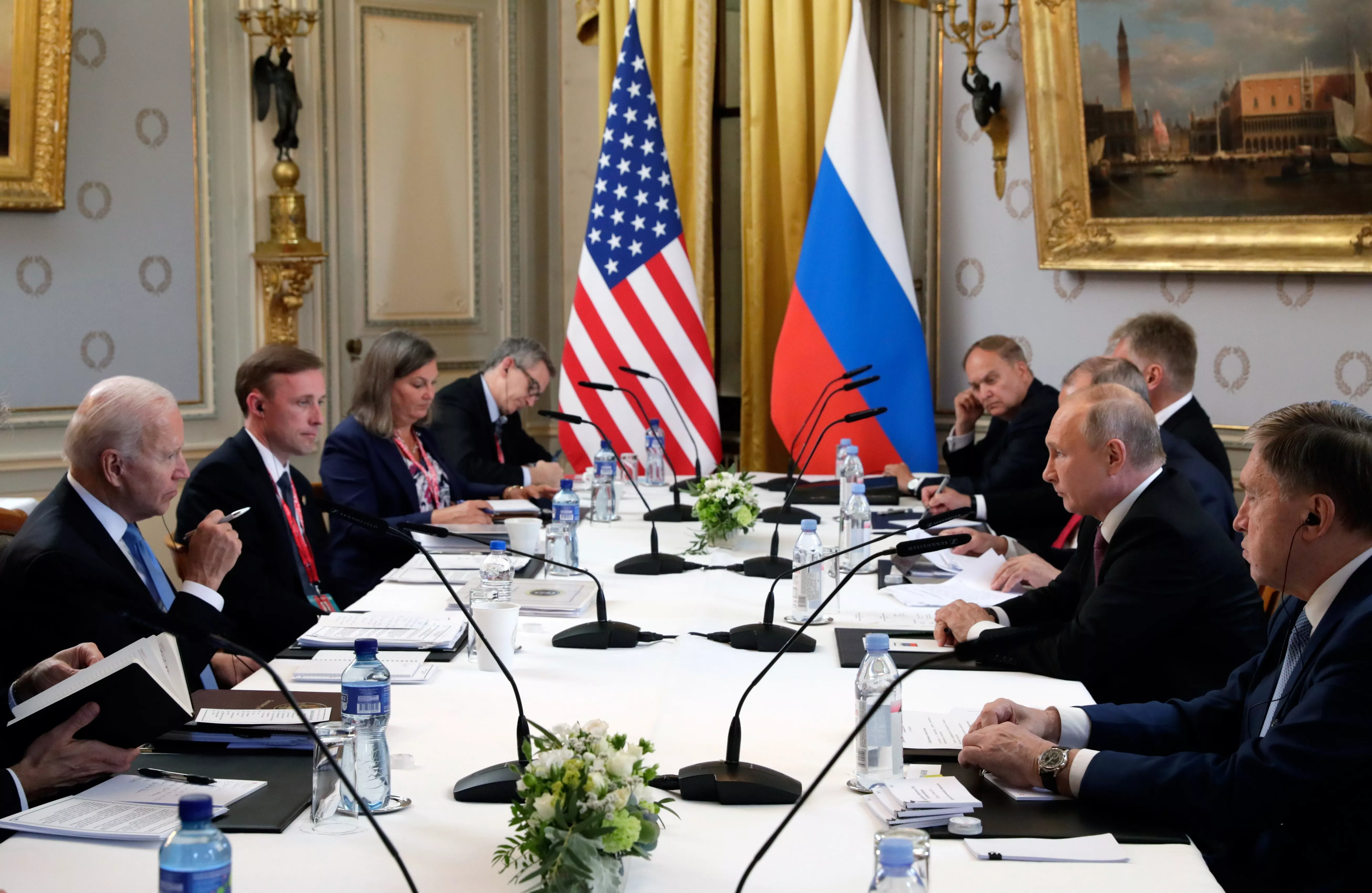Байден и Путин провели встречу. Фото: REUTERS/ANI