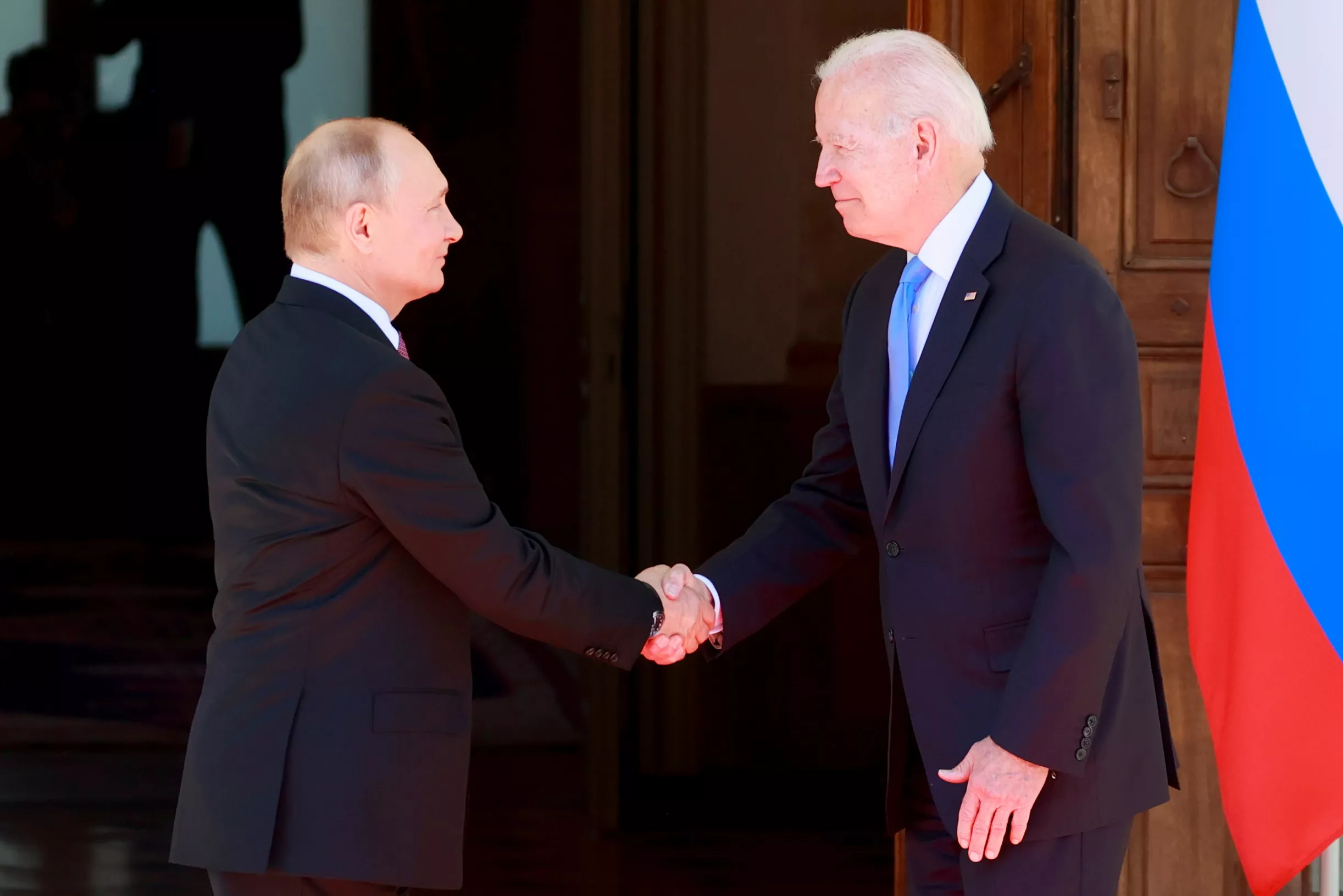 Владимир Путин и Джо Байден договорились взаимодействовать без серьезных конфликтов. Фото: REUTERS/Denis Balibouse/Pool