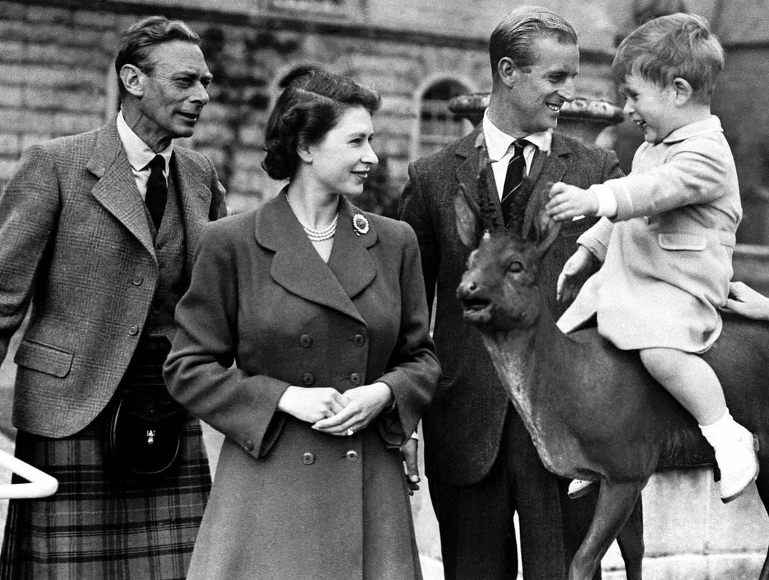 Елизавета II с отцом Георгом VI, принцем Филиппом и маленьким принцем Чарльзом