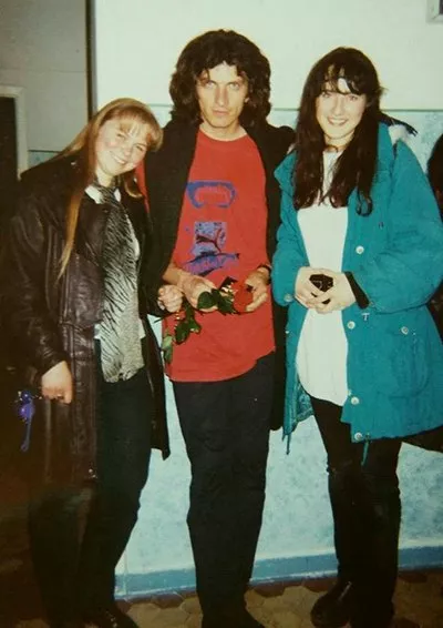 Соломия Витвицкая с подругой за кулисами гала-концерта Кузьмы Скрябина в 1996 году