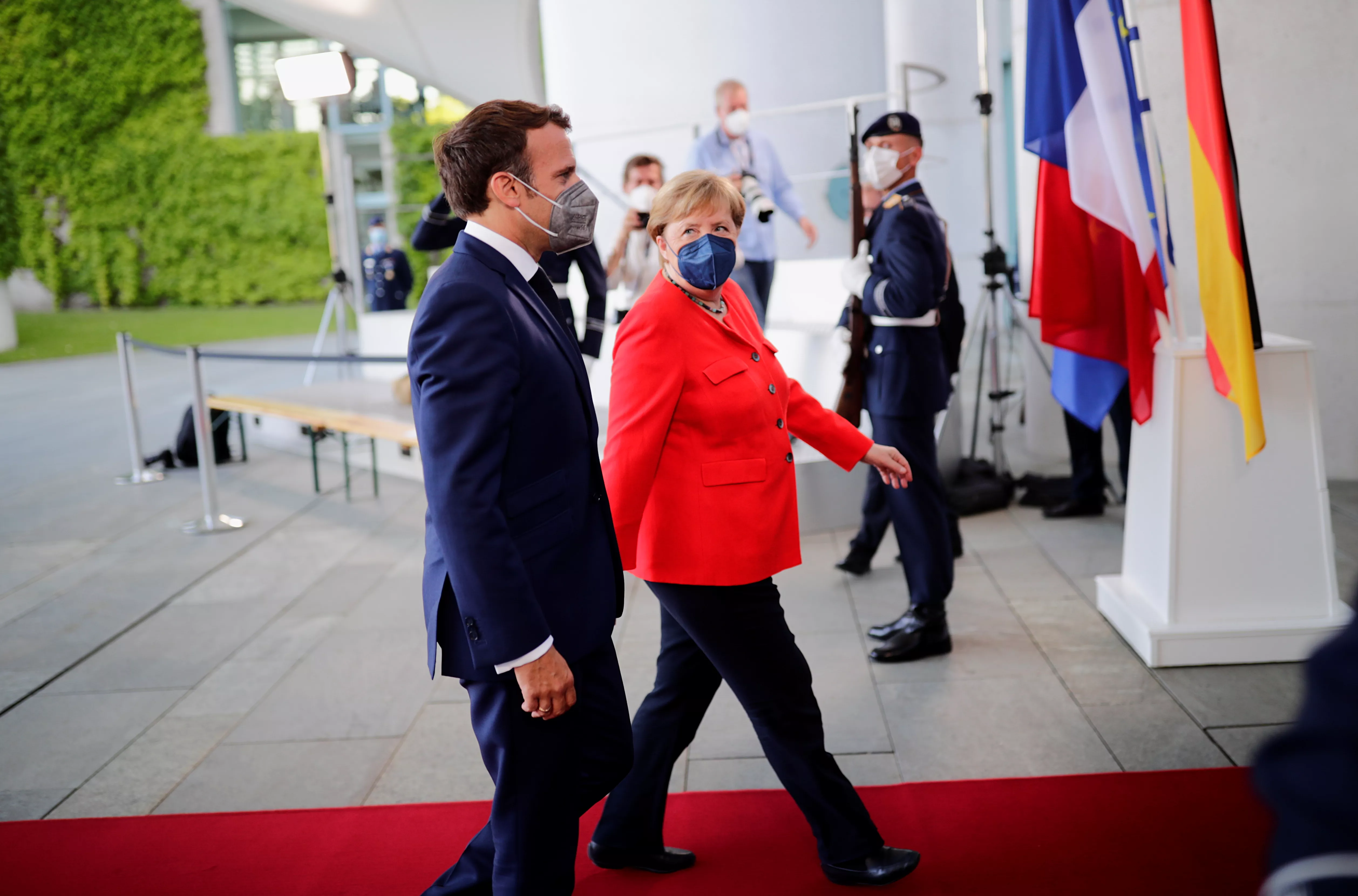 Франция и Германия в унисон зазывают Европу вернуть Путина из международной изоляции. Фото: REUTERS/Hannibal Hanschke