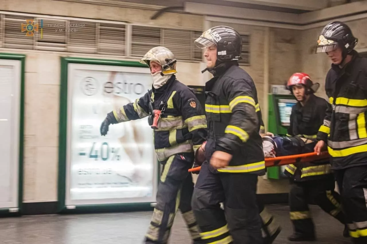Спасатели оказали помощь мужчине, который попал под поезд. Фото: ГСЧС