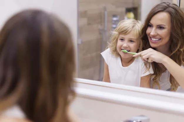 Дітям до 10 років зуби допомагають чистити батьки