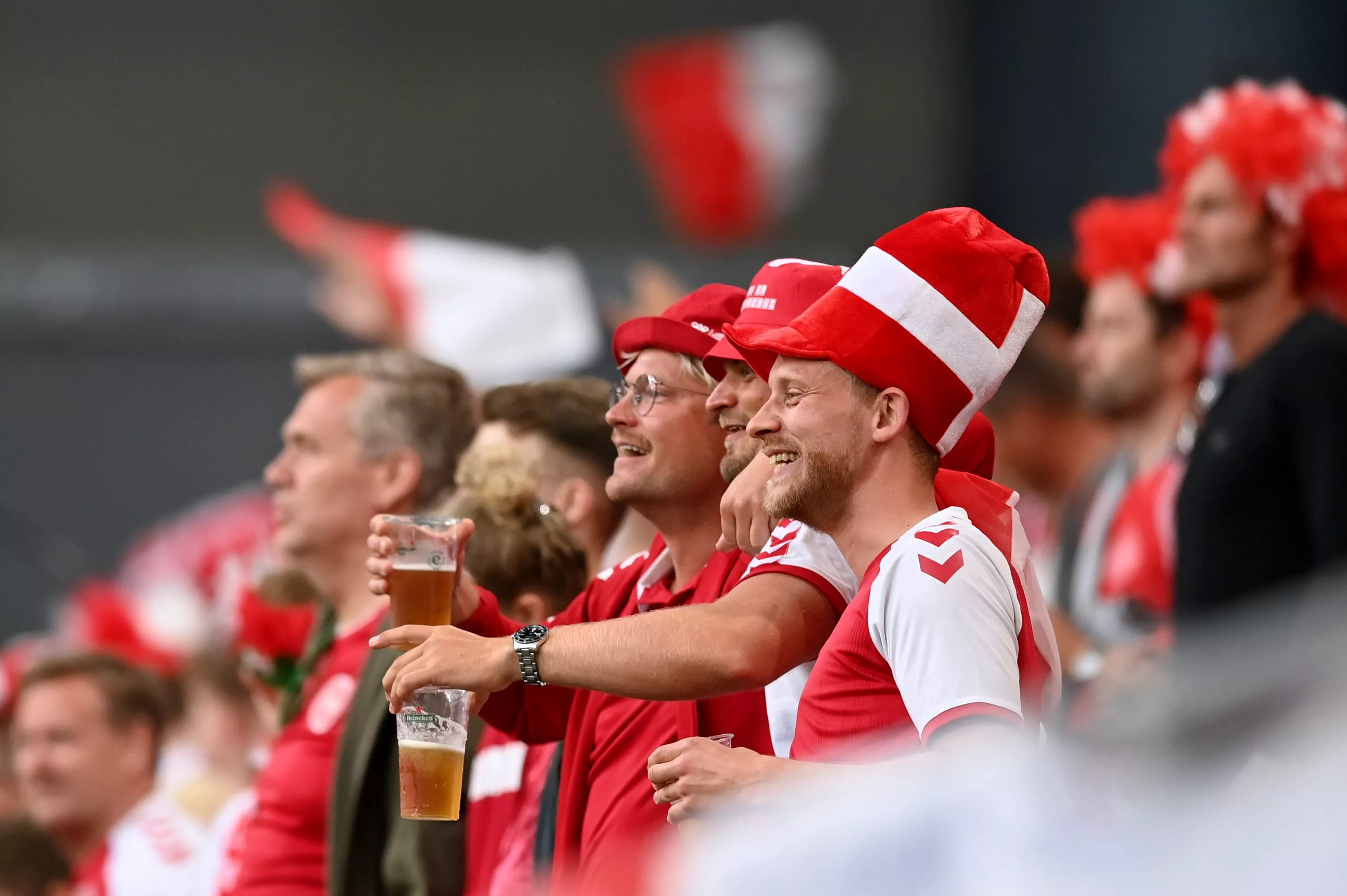 Болельщики сборной Дании с пивом на Евро-2020