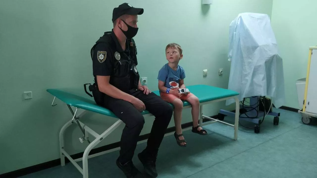 Мальчика привезли на осмотр в больницу. Фото: Влад Гарнаев, "Сегодня"
