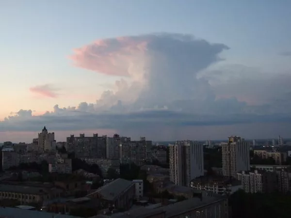 Облако-гриб над Киевом / Pavel Ivanov