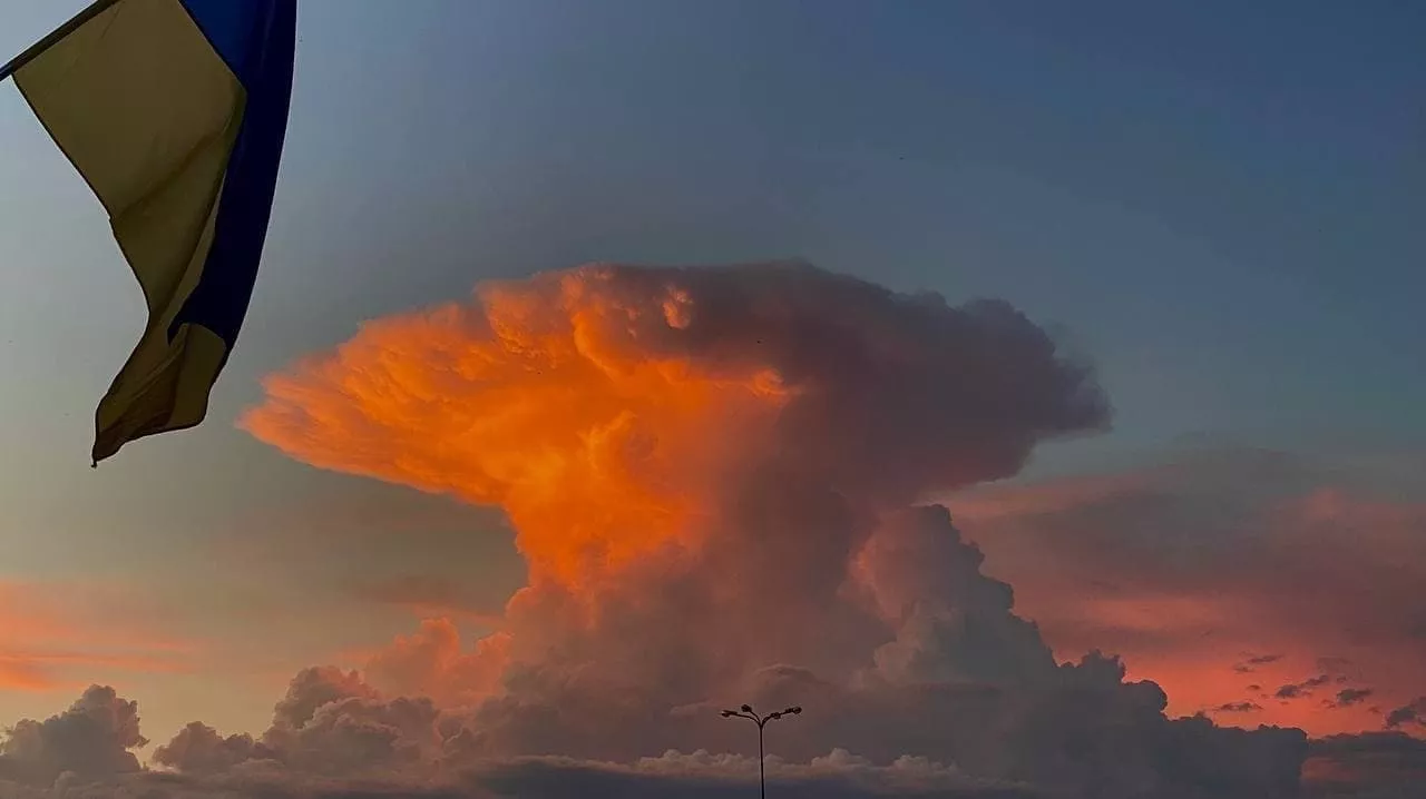 Облако-гриб над Киевом / "Х**вый Киев"