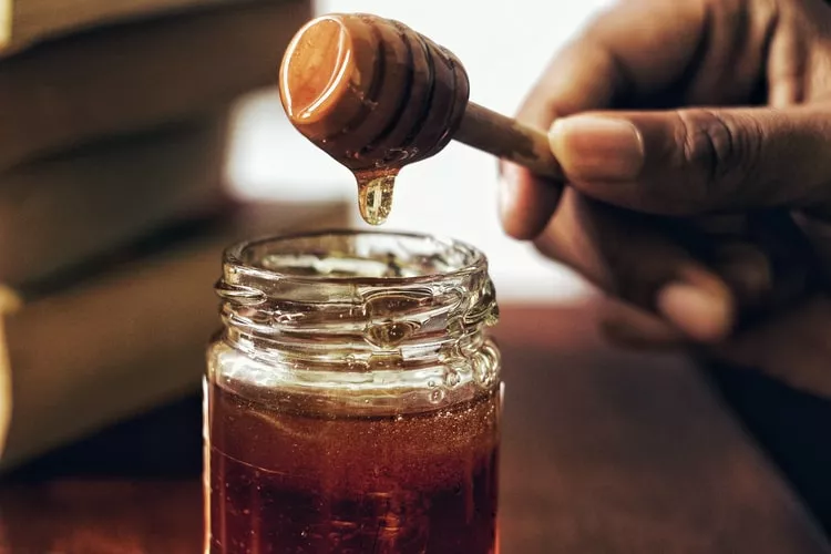 При додаванні оцтової кислоти в поганий мед на ньому з'явиться піна
