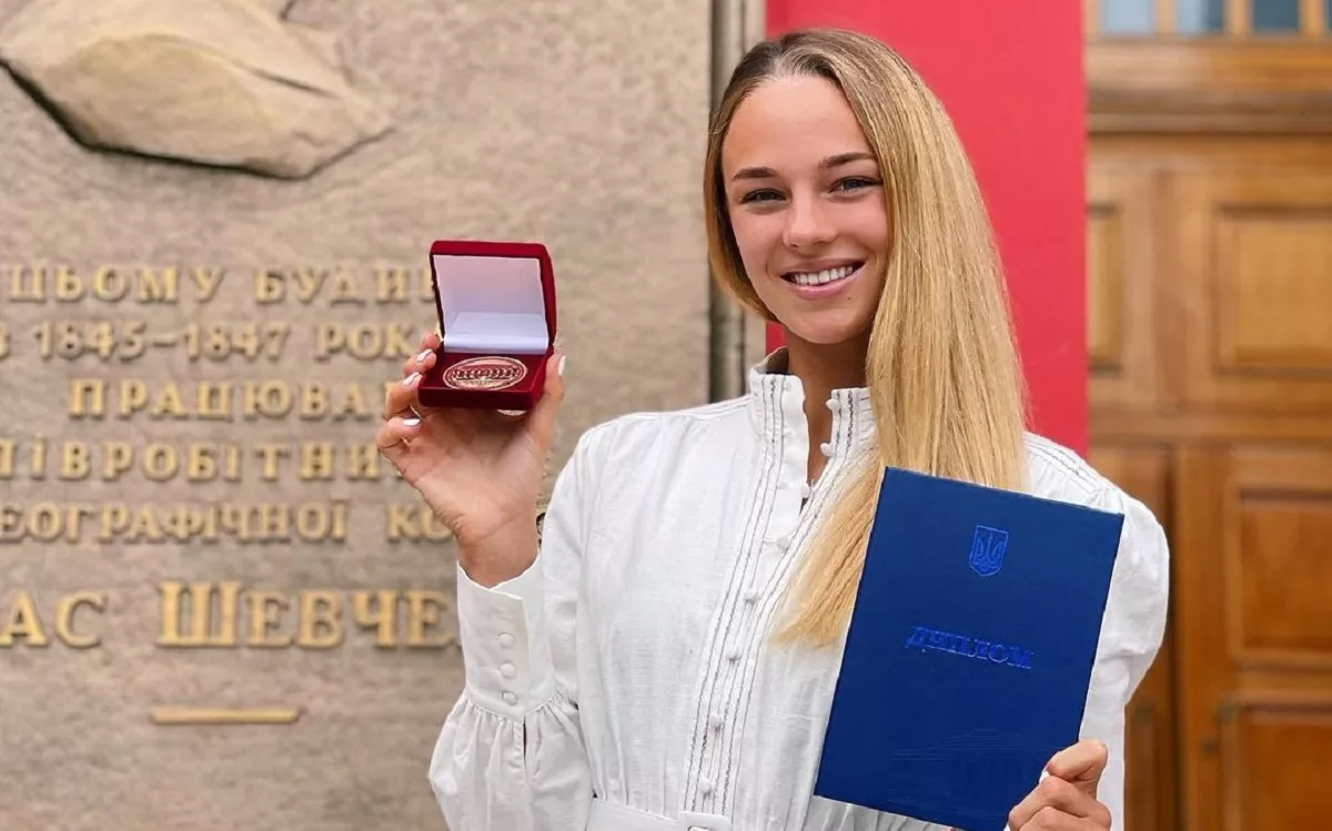 Дарья Белодед с дипломом журналиста