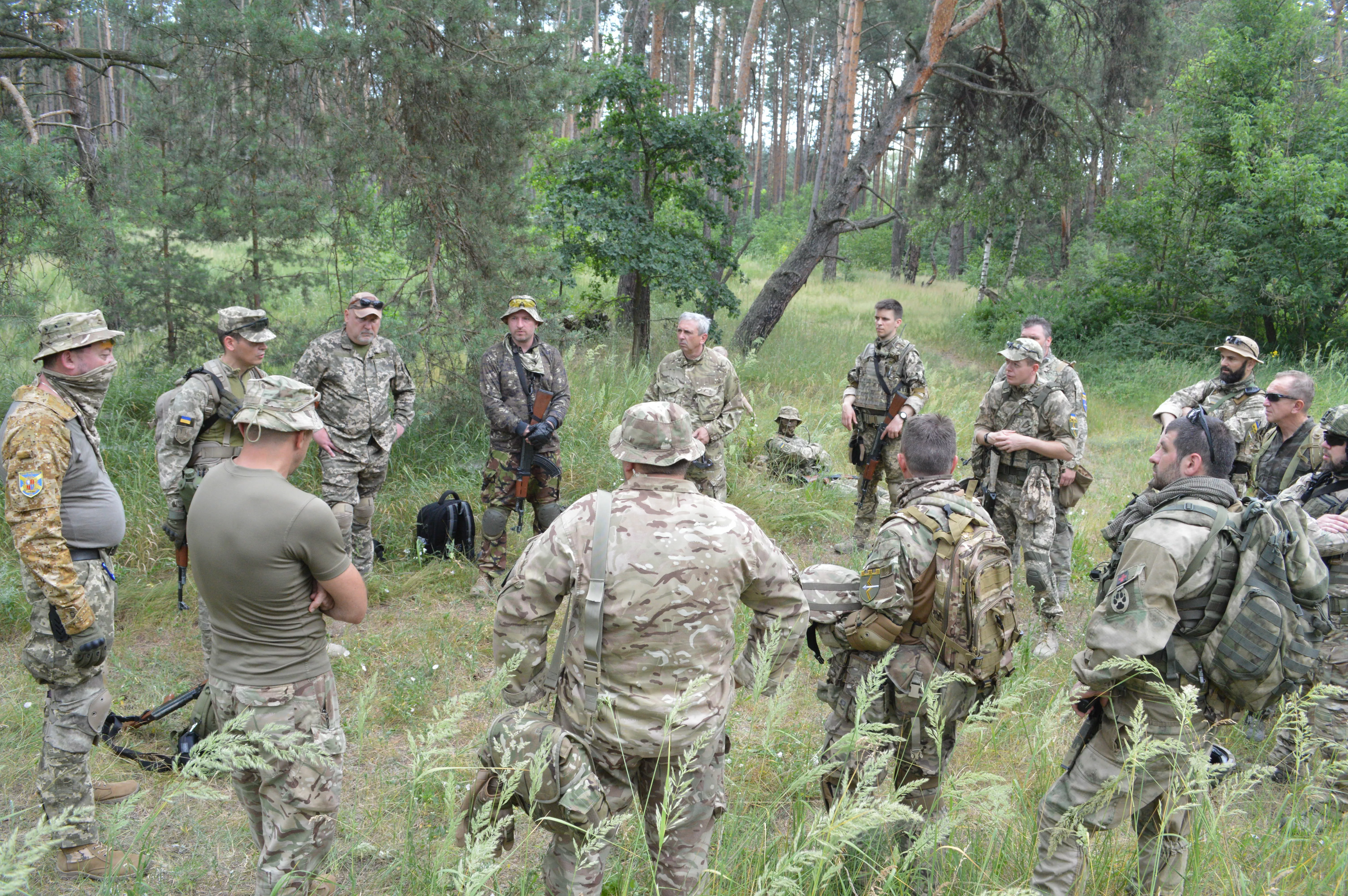 Бойцы 130-го батальона ТРО Соломенского района, изучают теоретическую часть учений. Фото: Богдан Гирнык