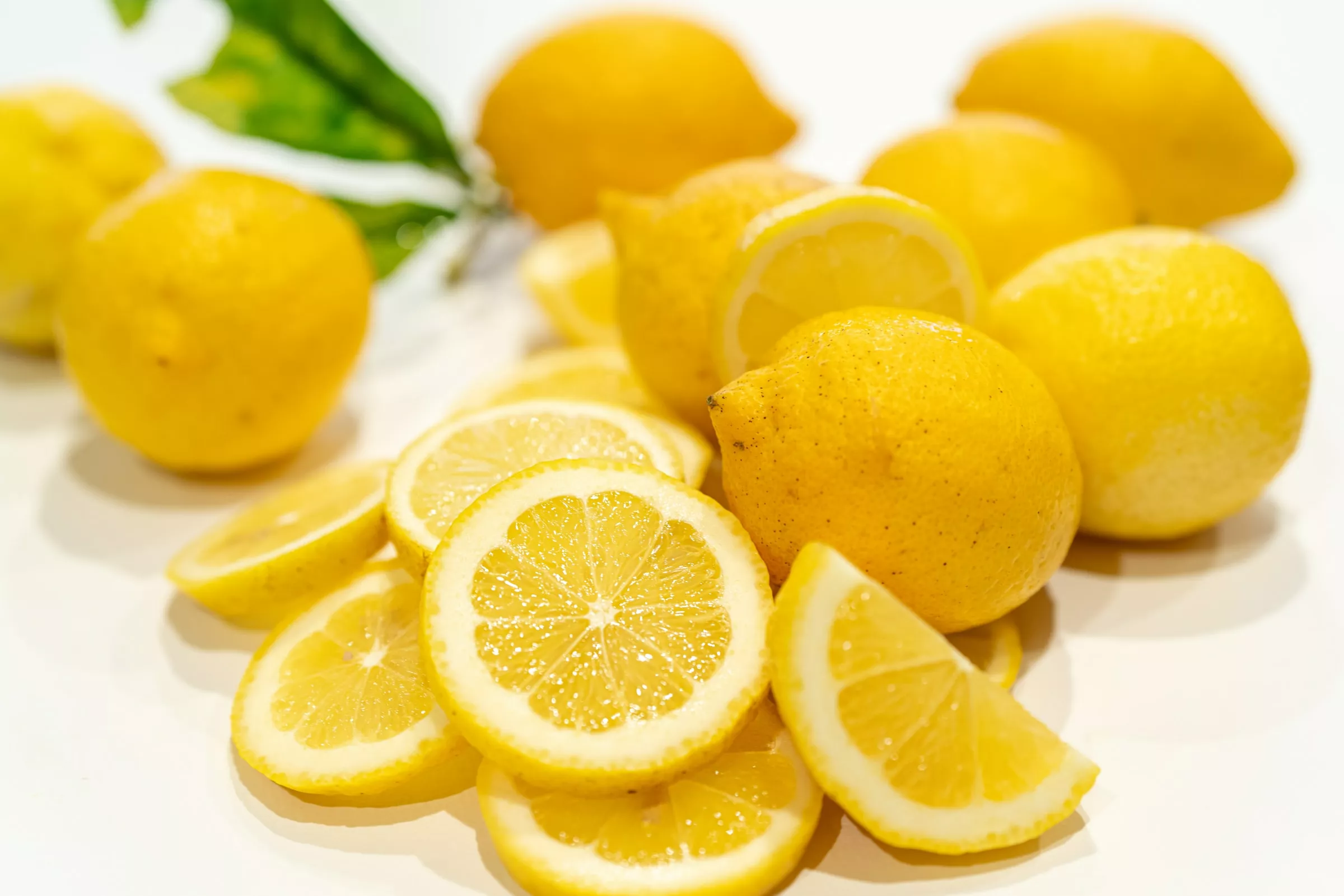 Лимони можна зберігати в банці з водою, яка має мінятися щодня