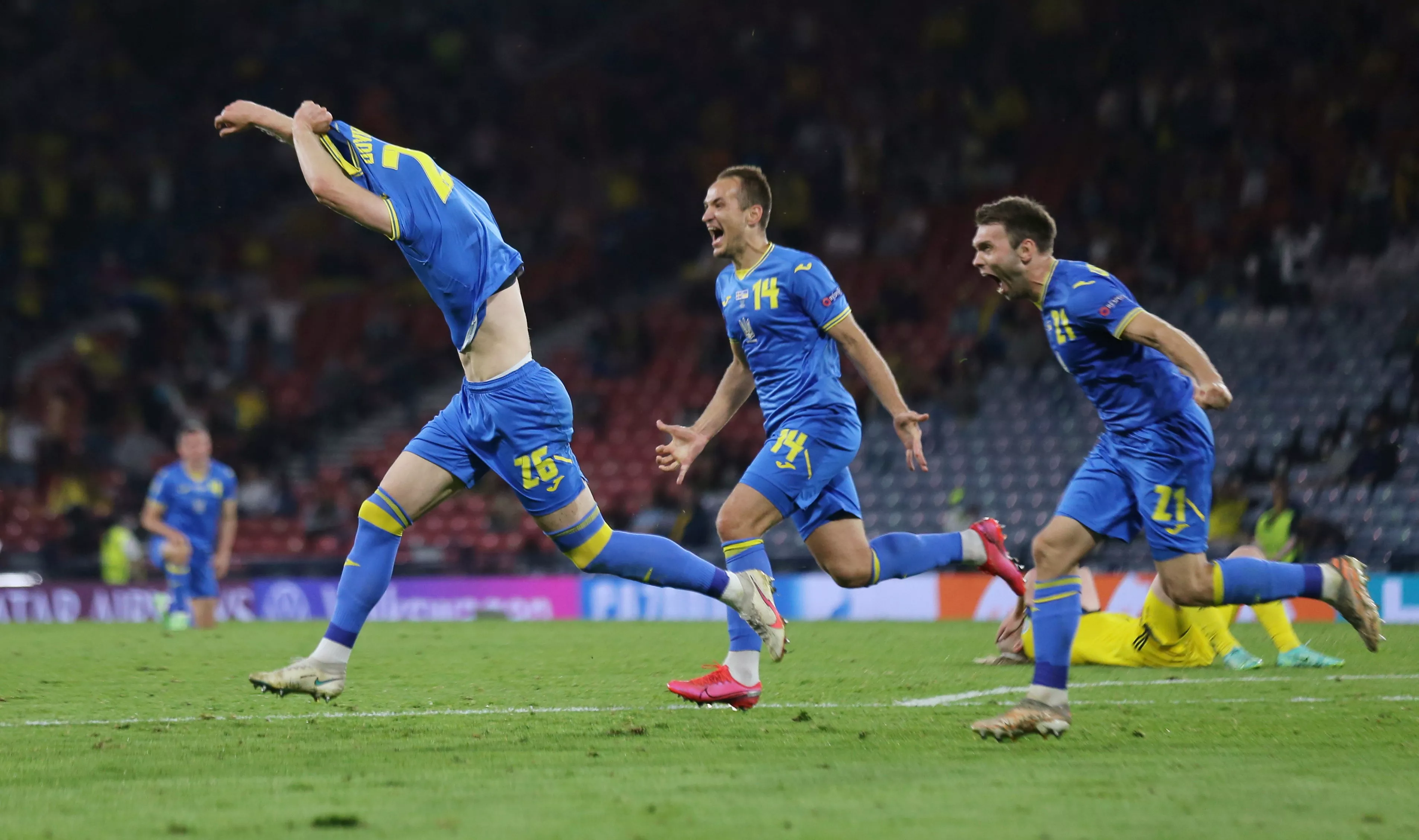 Украинские футболисты радуются победе / REUTERS/Robert Perry