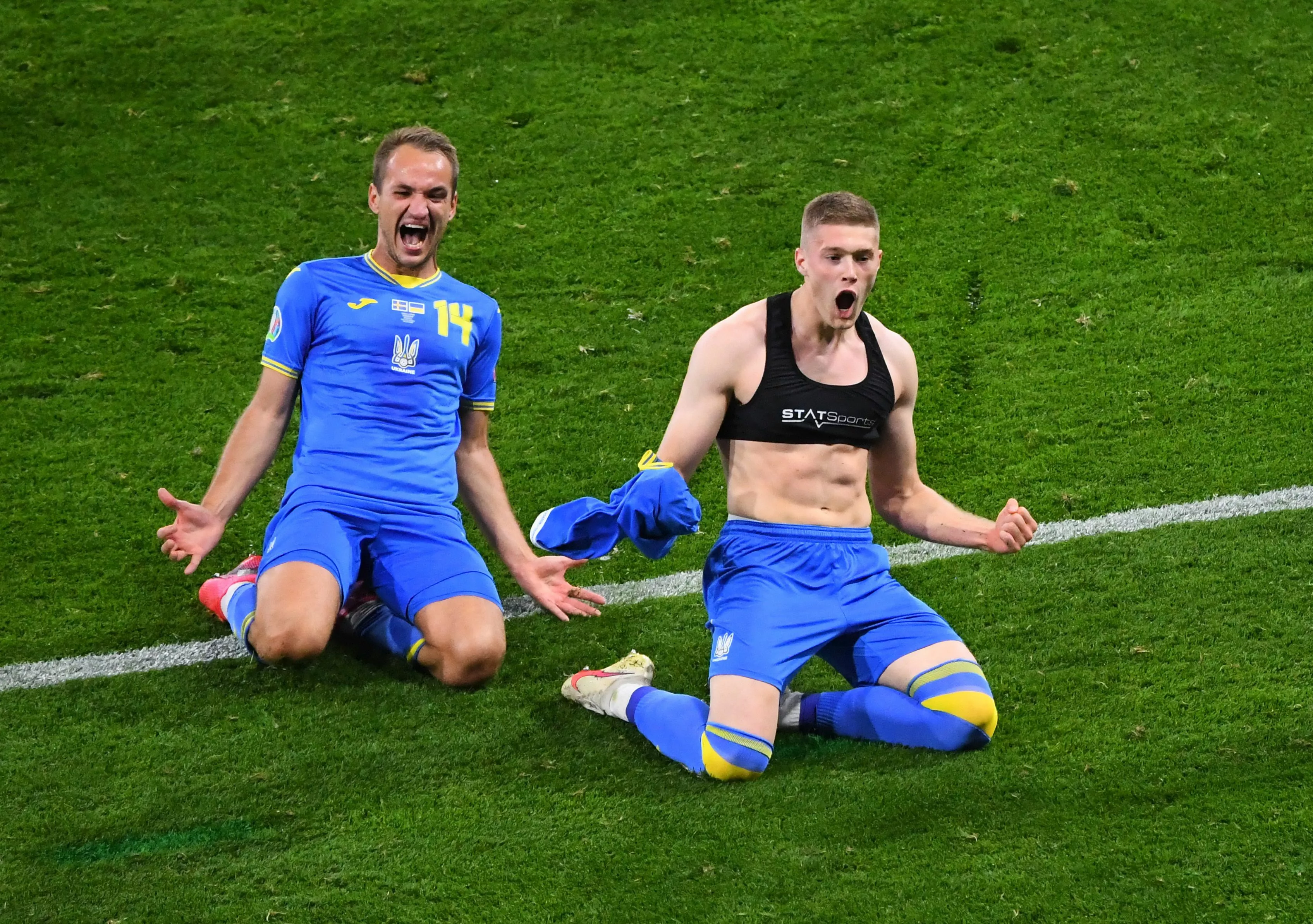 Артем Довбик празднует гол в ворота сборной Швеции на Евро-2020