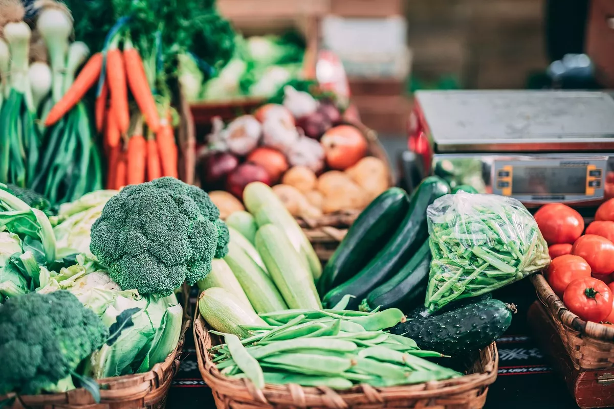 Слишком яркие овощи с идеальной кожицей могут содержать больше химических удобрений, чем менее привлекательные их 