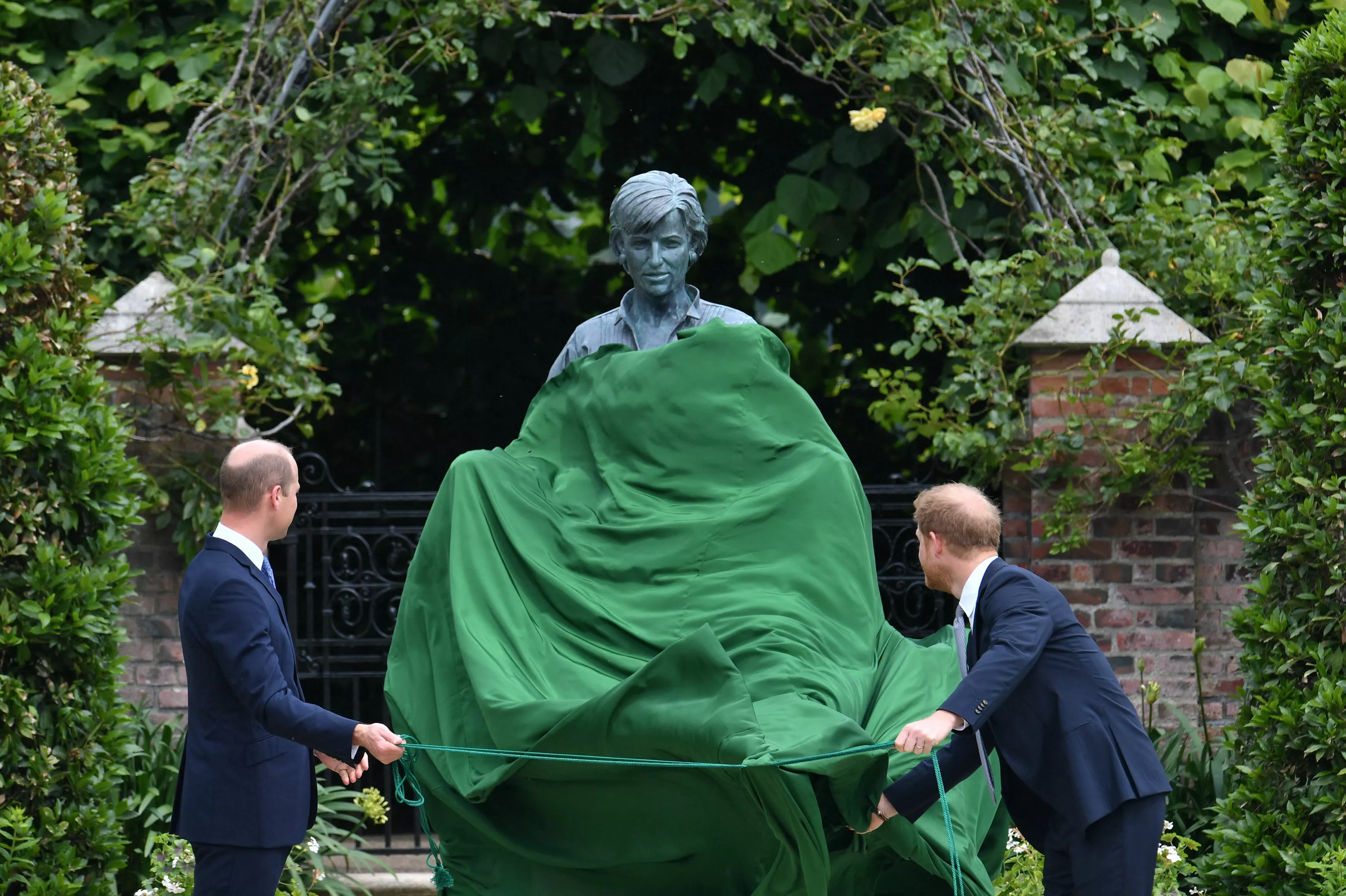 Принци Вільям і Гаррі відкрили пам'ятник принцесі Діані