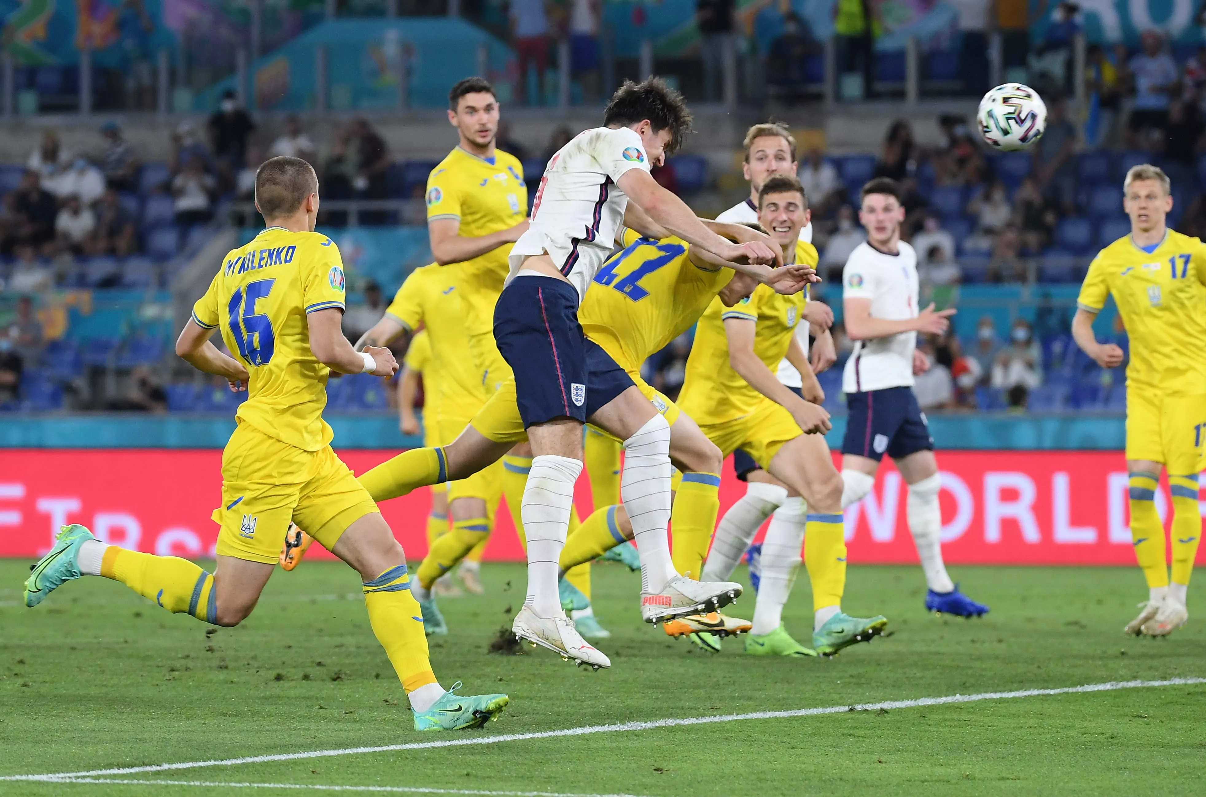 Гарри Магуайр забивает в ворота Украины