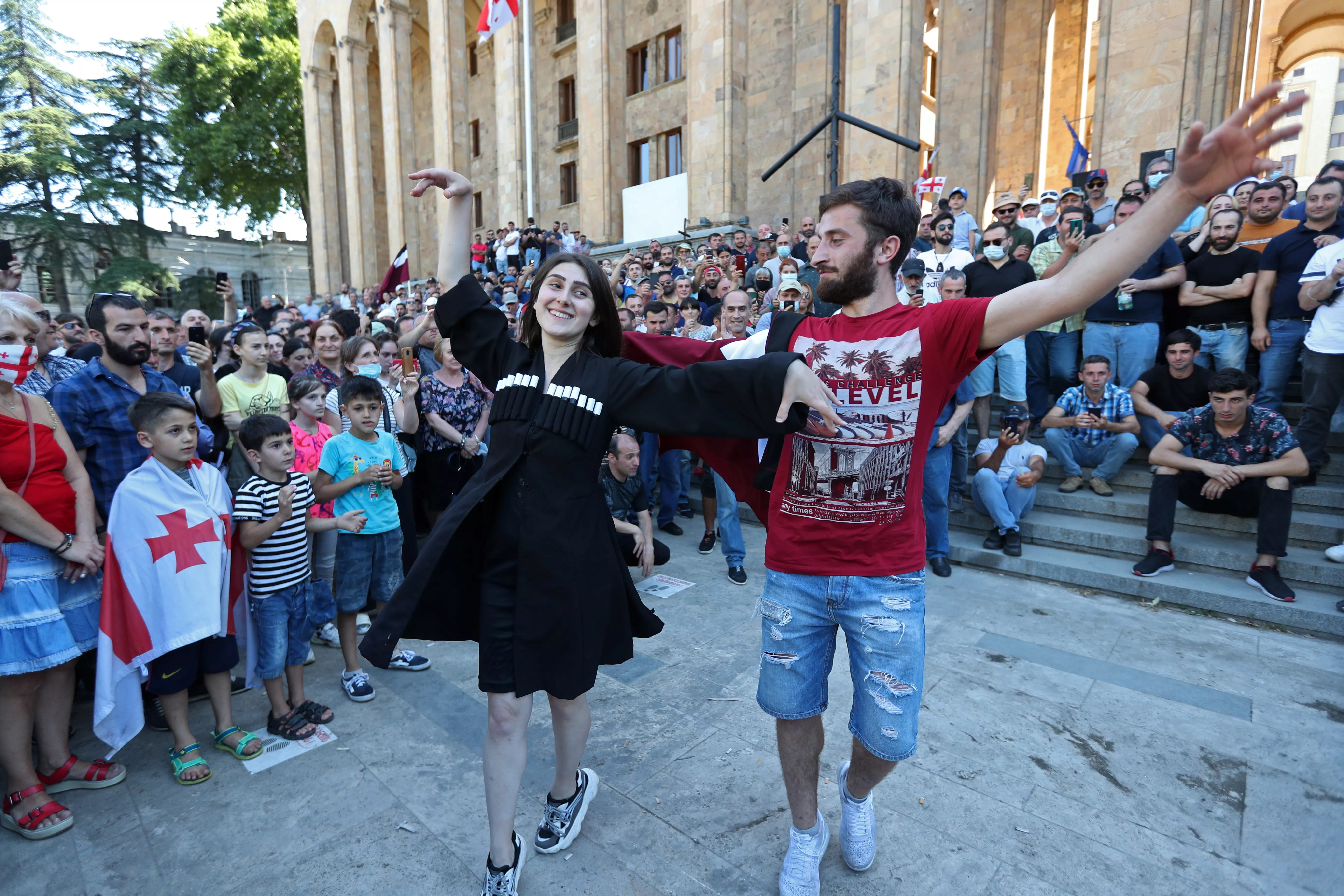 Грузинские гомофобы празднуют отмену ЛГБТ-шествия в Тбилиси. Фото: REUTERS/Irakli Gedenidze