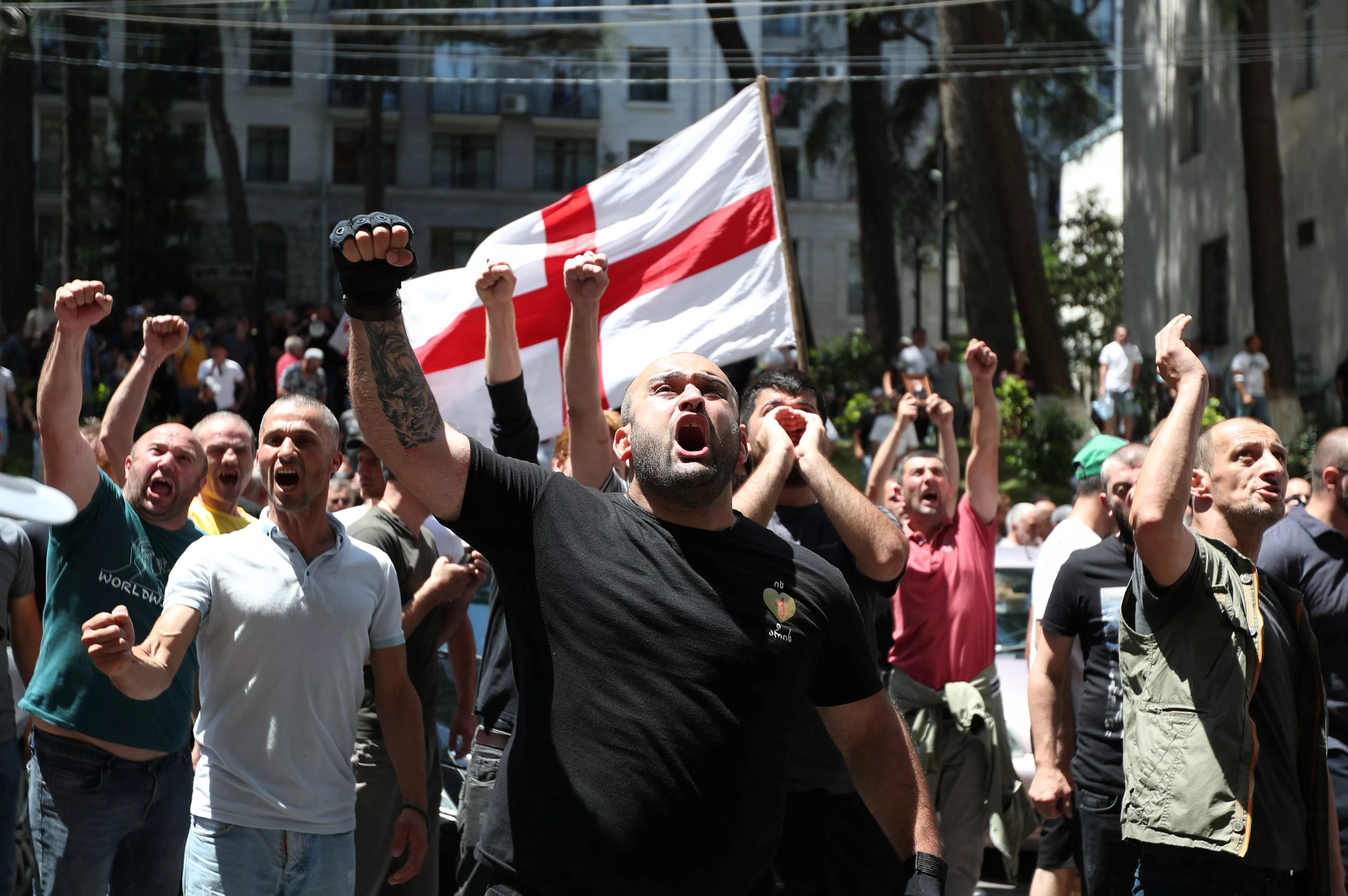 Протест под офисом грузинского ЛГБТ-движения. Фото: REUTERS/Irakli Gedenidze