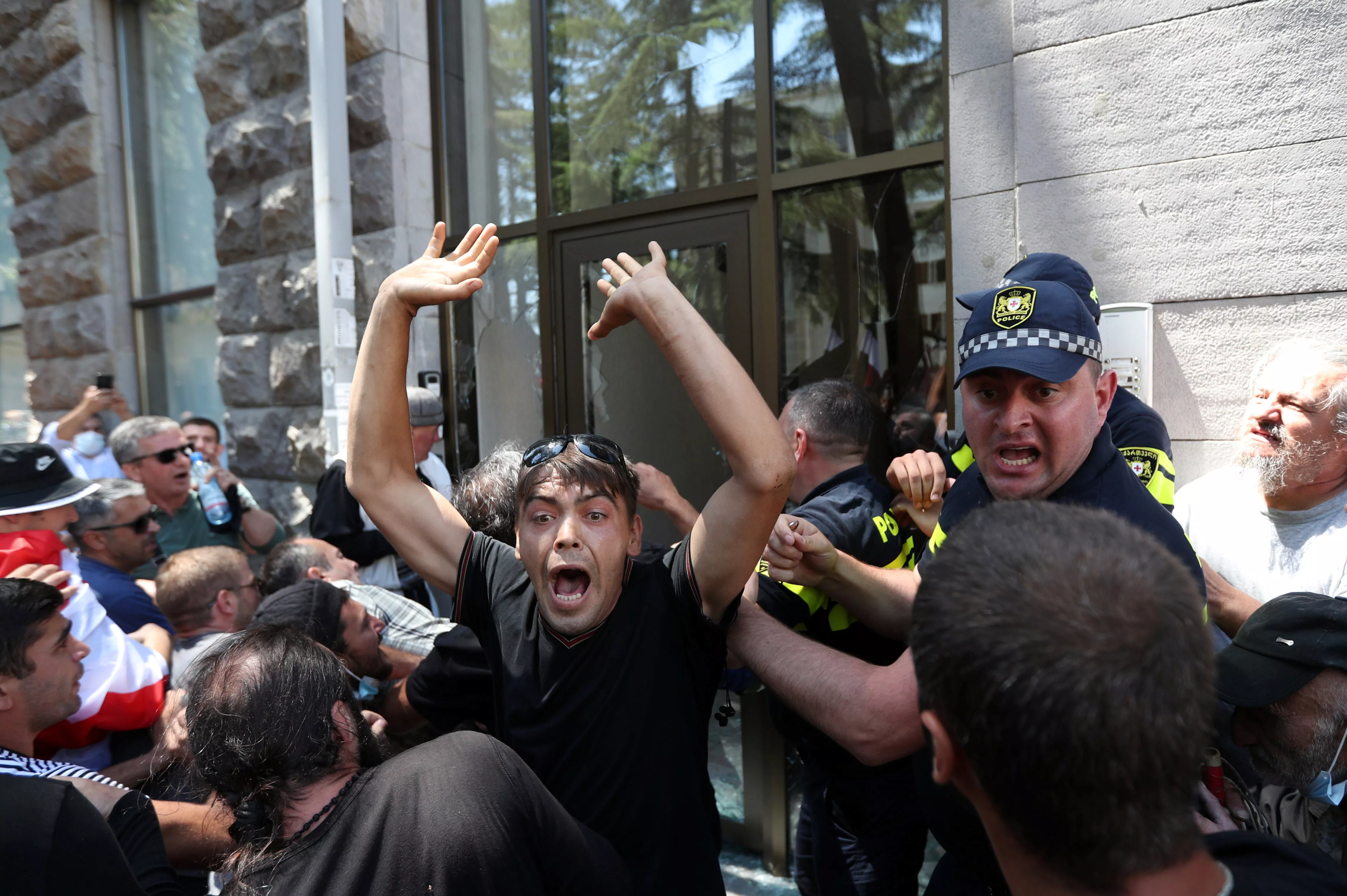 Гей-прайд в Грузии пытаются провести с 2006 года. Фото: REUTERS/Irakli Gedenidze
