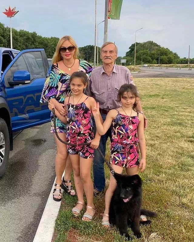 Певица Камалия с дочками, отцом и собакой уехала на Голубые озера