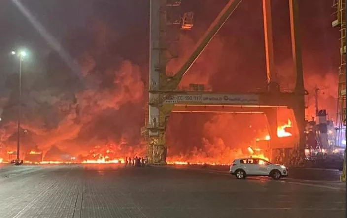 Пожар в порту Дубая / twitter.com/TheInsiderPaper