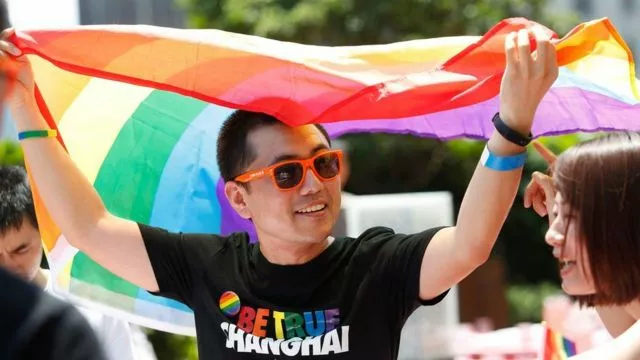 Такие ЛГБТ-прогулки всё чаще можно увидеть на улицах Китая, а вот в соц.сетях типа WeChat – дела хуже.