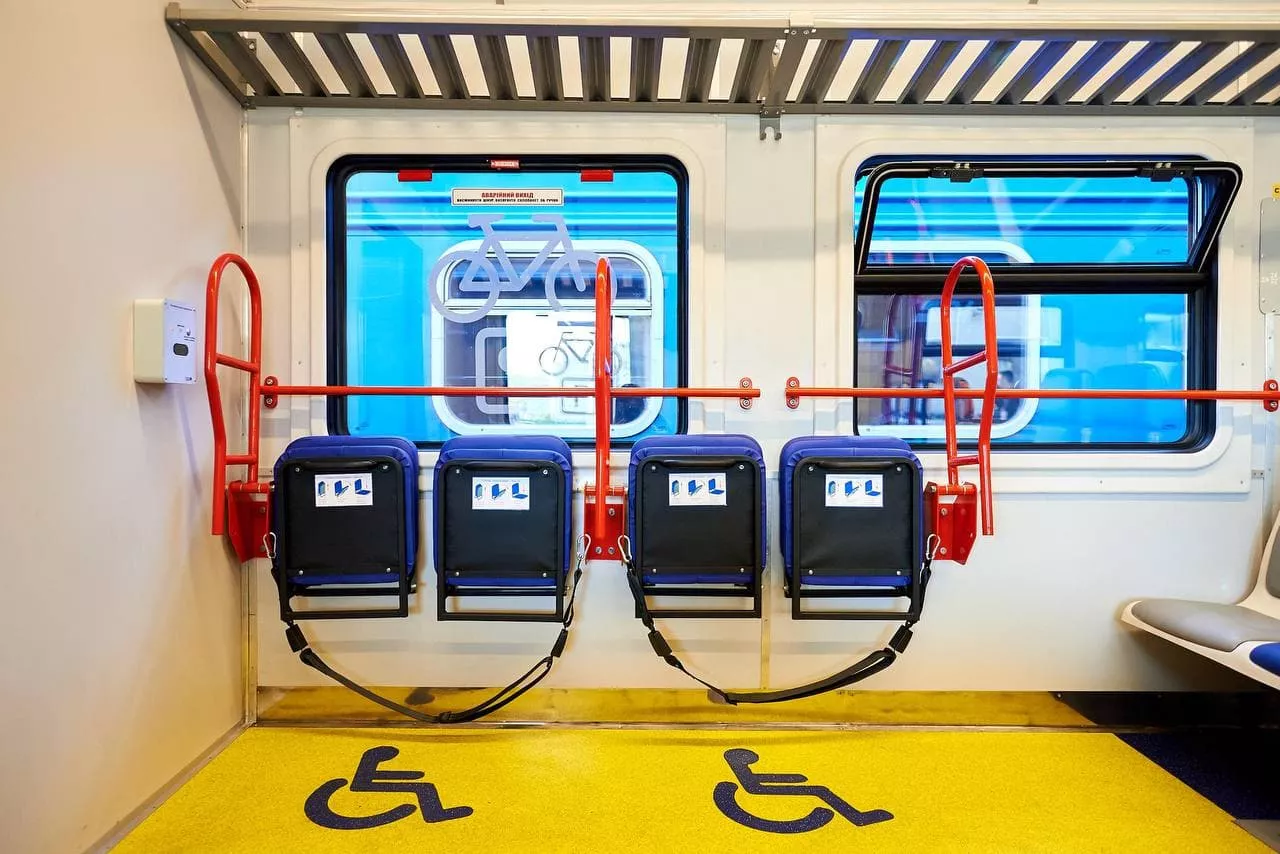 В вагоне оборудовали спецместа для пассажиров с инвалидностью / Фото: пресс-служба "Укрзализныци"