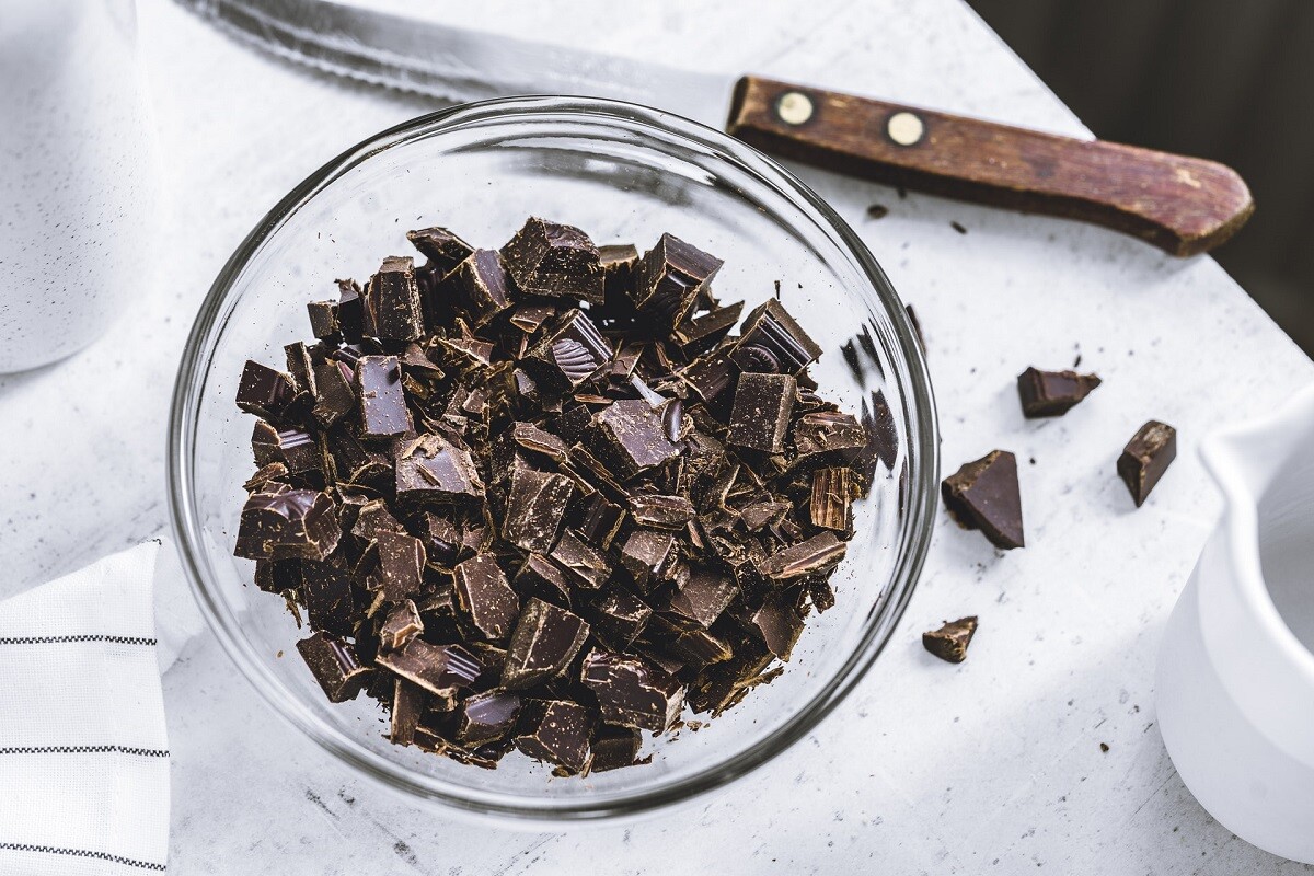 Хороший шоколад складається з натуральні какао-бобів, натурального масла какао і цукру