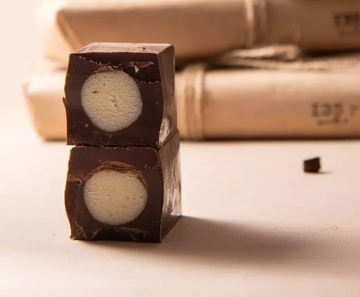 Яркие и отзывчивые Водолеи – шоколад с марципаном