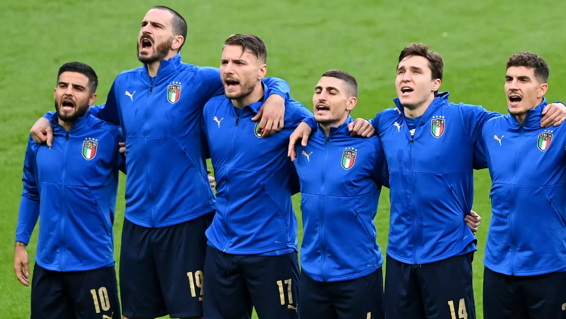 Футболисты сборной Италии поют гимн перед игрой