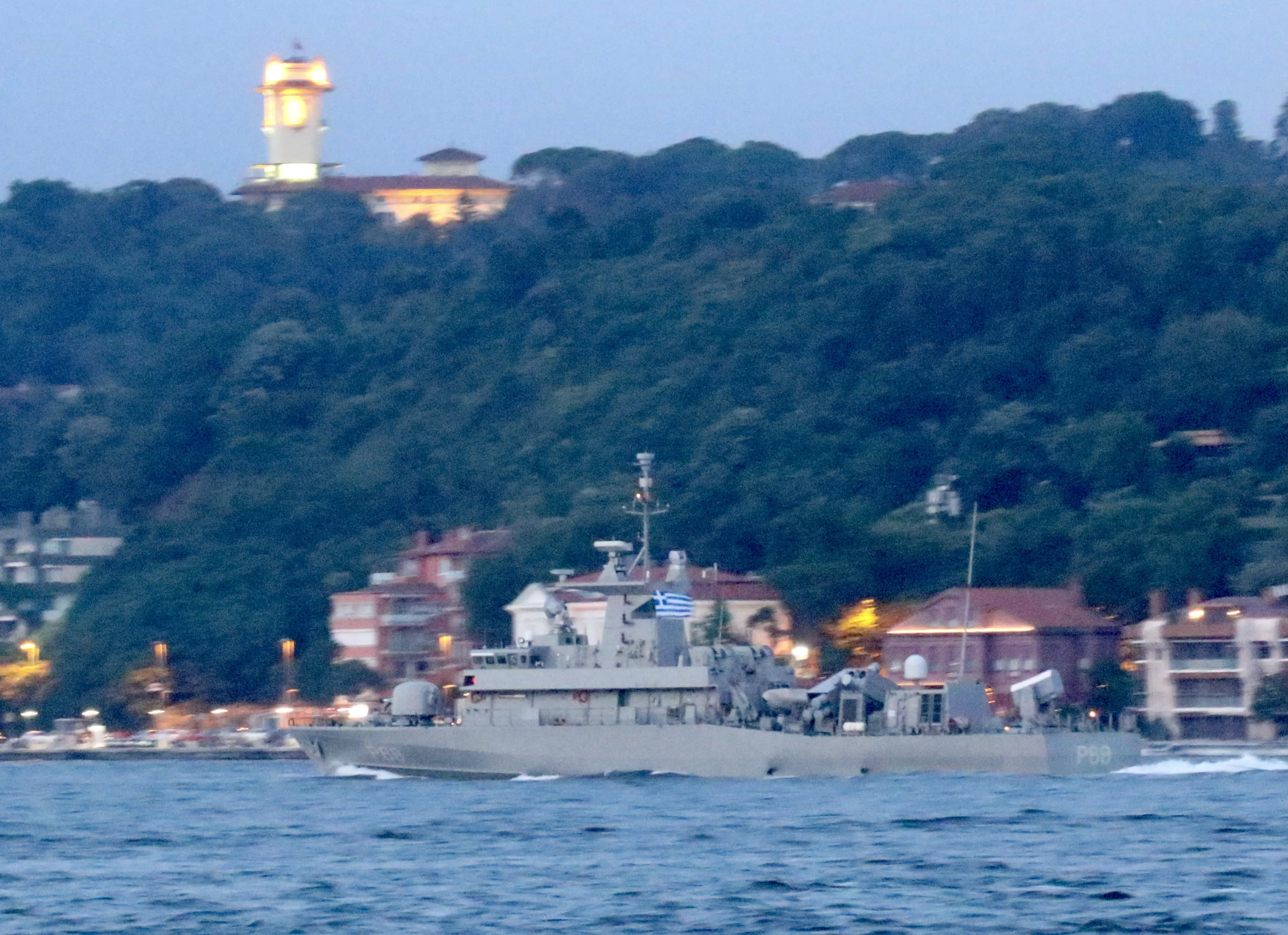 Катер ВМС Греції Ypoploiarchos Daniolos перетнув Босфор 10 липня. twitter.com/YorukIsik