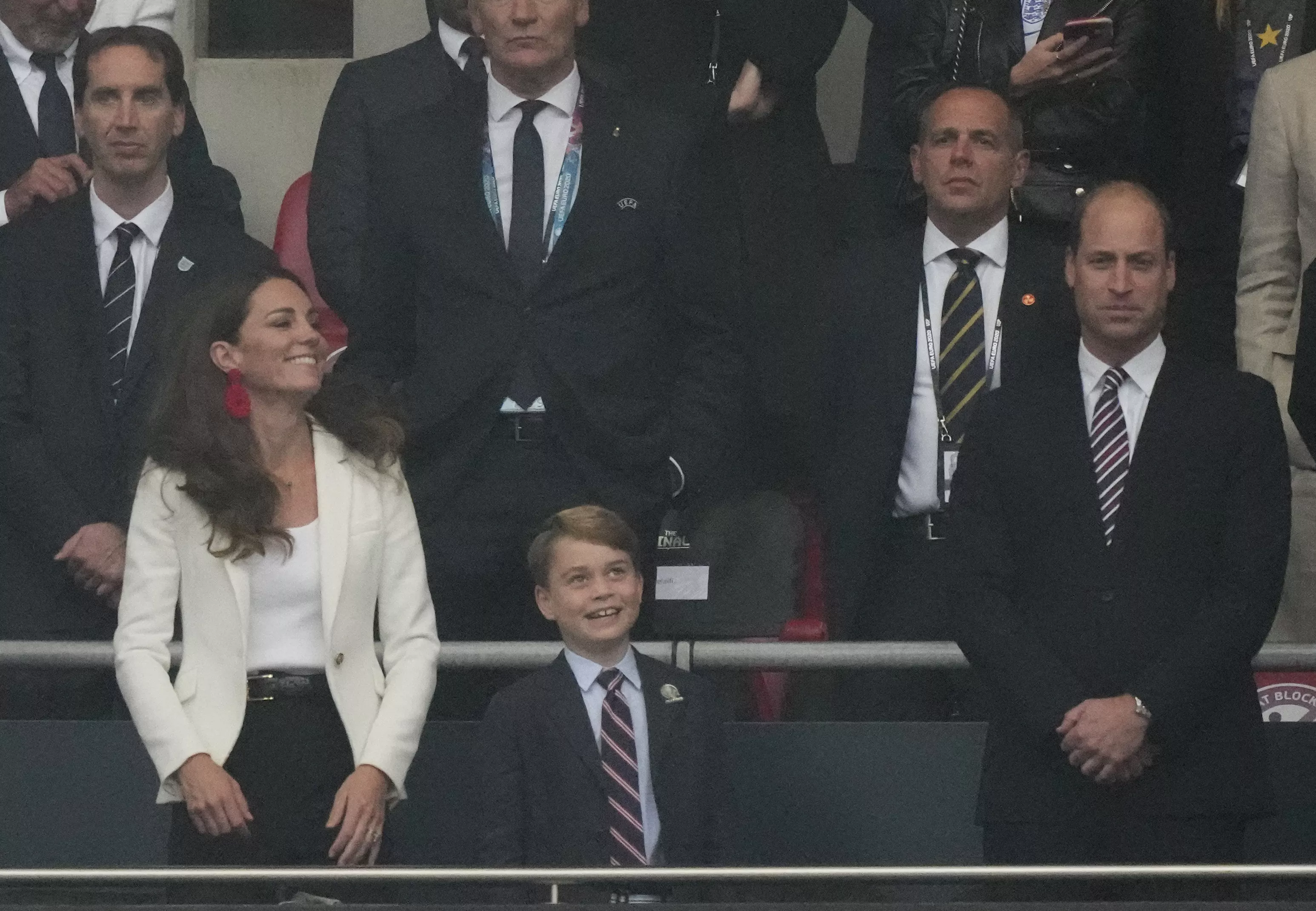 Принц Джордж со своими родителями, принцем Уильямом и Кейт Миддлтон, на Евро-2020