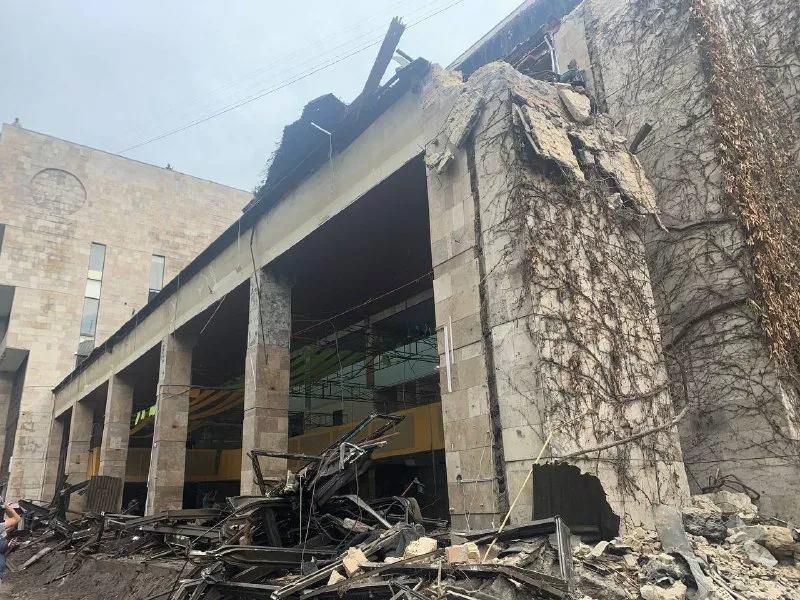 Демонтаж здания "Цветы Украины". Фото: Влад Цимбаленко, "Сегодня"