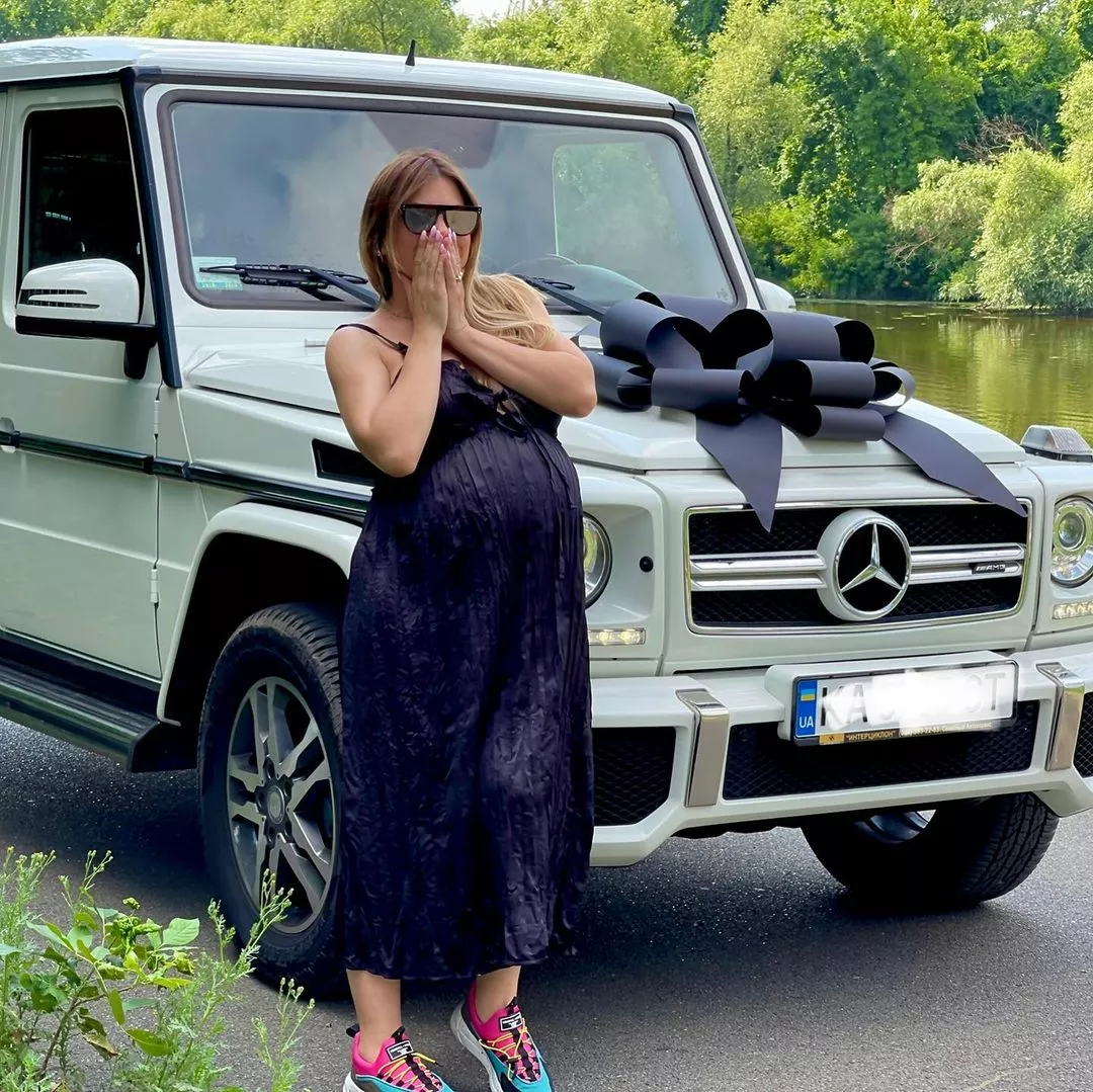 Юла получила в подарок от мужа автомобиль марки Mercedes-Benz G-класса