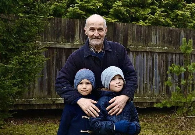 Петр Мамонов с внуками